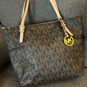 MICHAEL KORS BROWN JET SET LOGO SHOULDERBAG